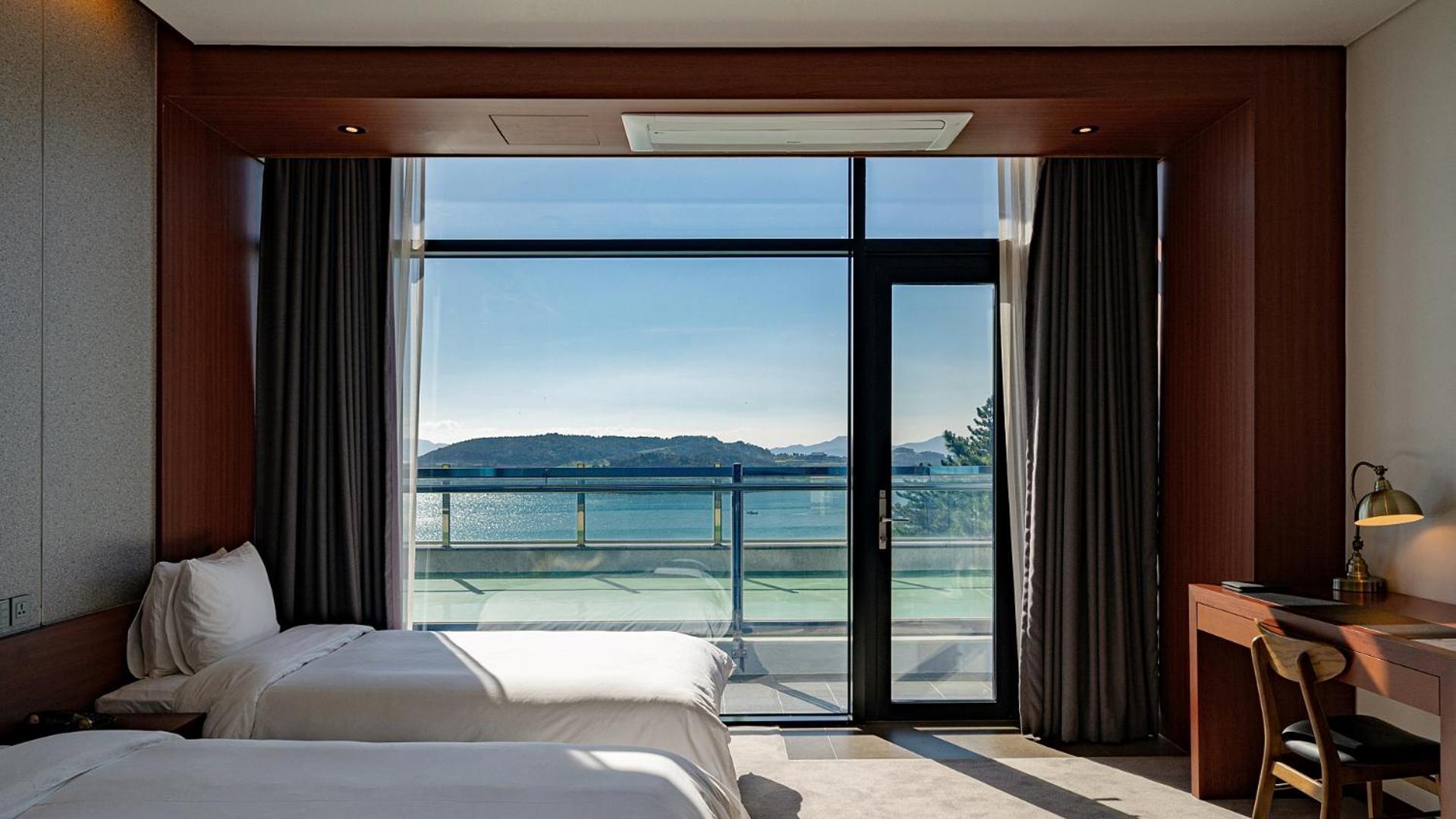 Hotel Jcs Yeosu Extérieur photo